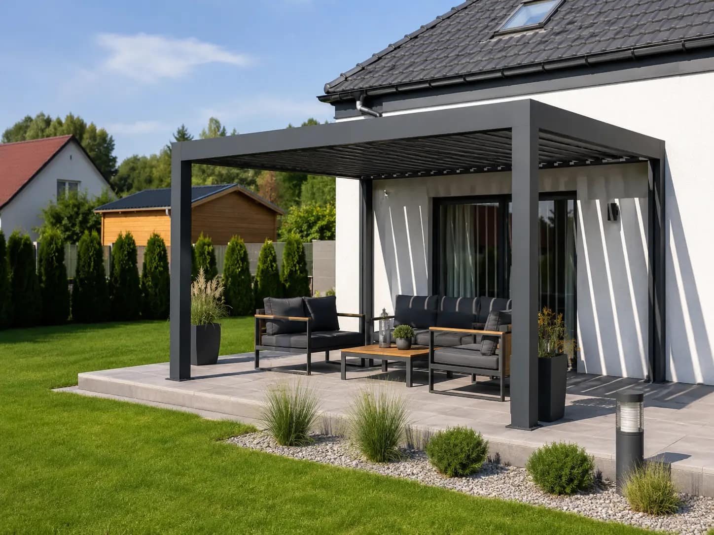 Pergola bioklimatyczna aluminiowa nad tarasem z jadalnią przy domu szeregowym