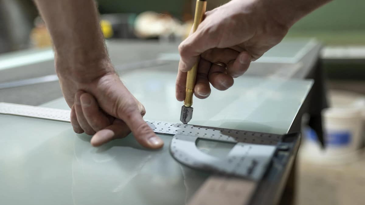 Jakie są różnice między szkłem hartowanym a klejonym? Prosty poradnik