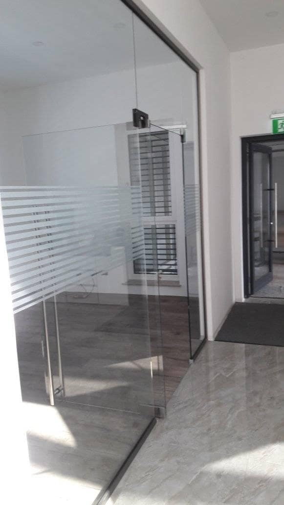 Szklana ścianka działowa